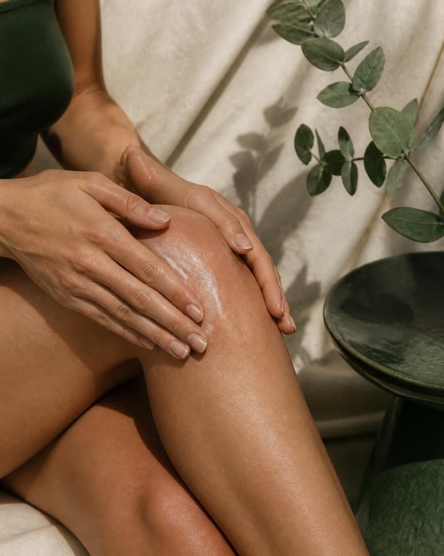 Application de la crème Arthri+ sur le genou